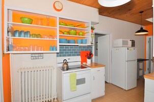 Refrigerador, cafetera/tetera, tostadora, especias