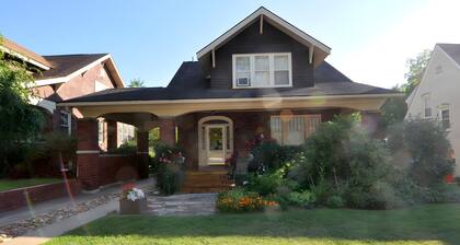 Aunt Beas Bungalow - Right in Town!