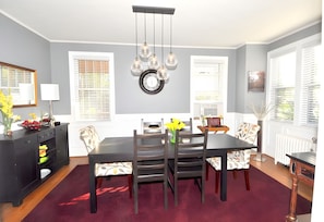 Ferienhaus, Mehrere Betten (Aunt Beas Bungalow - Right in town! ) | Esszimmer