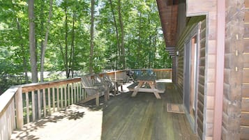 House, Multiple Beds (Lazy Bear Retreat - Classic Cabin! ) | Property grounds