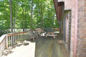 Casa, varias camas (Lazy Bear Retreat - Classic Cabin! ) | Jardines del alojamiento