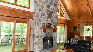 House, Multiple Beds (Lazy Bear Retreat - Classic Cabin! ) | Living area | TV, fireplace