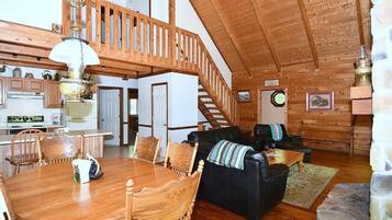 House, Multiple Beds (Lazy Bear Retreat - Classic Cabin! ) | Dining
