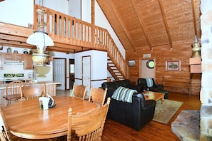 Casa, varias camas (Lazy Bear Retreat - Classic Cabin! ) | Restaurantes