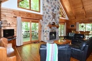 House, Multiple Beds (Lazy Bear Retreat - Classic Cabin! ) | Living area