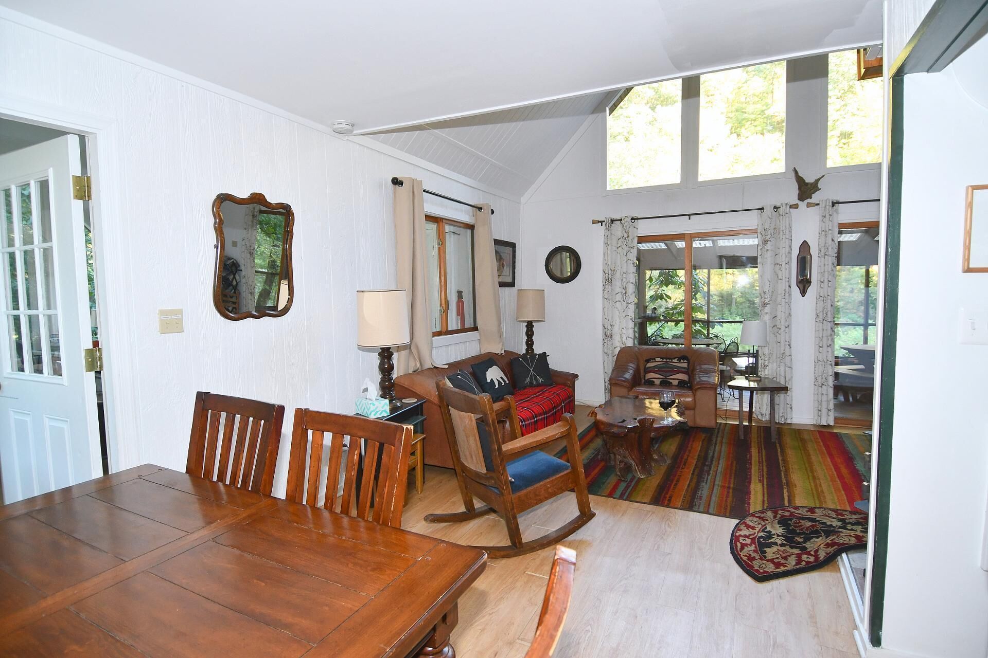 Rumah, Beberapa Tempat Tidur (River Time Cabin -Time floats away!) | Tempat makan