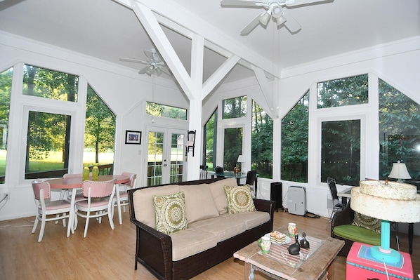 House, Multiple Beds (River Time Cabin -Time floats away!) | Living area | Smart TV - River Time Cabin -time Floats Away! (Great Cacapon)