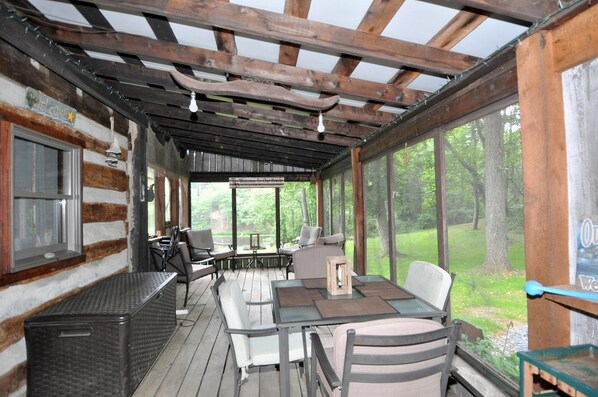 小屋, 多張床 (Pondview Cabin - Log Cabin Retreat) | 室外用餐