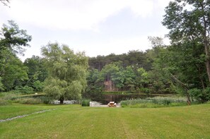 小屋, 多張床 (Pondview Cabin - Log Cabin Retreat) | 住宿一隅