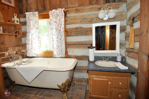 Hytte, flere senger (Pondview Cabin - Log Cabin Retreat) | Bad | Sjampo