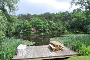 小屋, 多張床 (Pondview Cabin - Log Cabin Retreat) | 住宿一隅