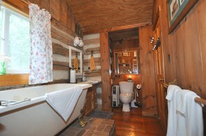 Cabana, várias camas (Pondview Cabin - Log Cabin Retreat) | Banheiro | Shampoo 