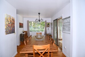 Nhà, nhiều giường (Serendipity - Large 5BR with a Hot Tu) | Khu ăn uống