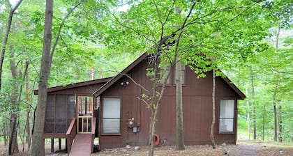 Fox Hollow - Cozy Den With a Hot Tub