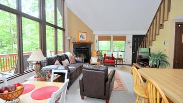 Cabin, Multiple Beds (Fox Hollow - Cozy Den with a Hot Tub ) | Dining