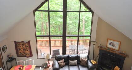 Fox Hollow - Cozy Den With a Hot Tub