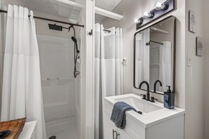 Casa, varias camas (View Haven - Amazing View) | Baño | Regadera, toallas, shampoo, papel de baño 