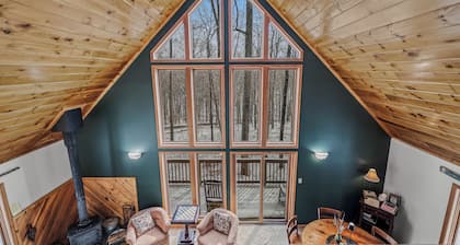 Sqyrls Nest - 3BR Retreat With a Hot Tub