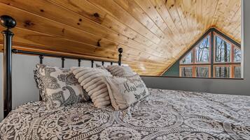 Rumah, Beberapa Tempat Tidur (Sqyrls Nest - 3BR Retreat With a Hot ) | 3 kamar tidur, akses internet, dan seprai linen