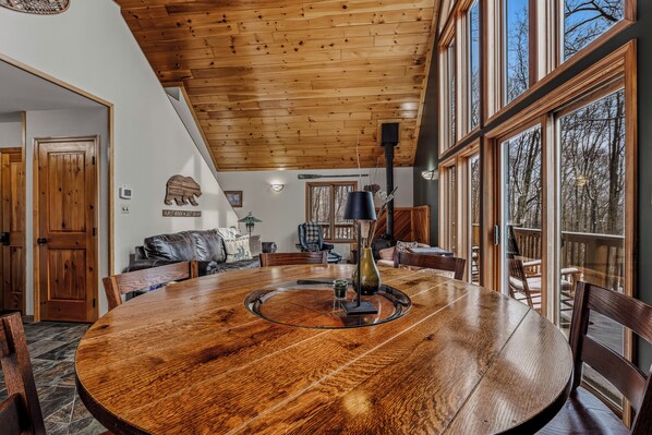 House, Multiple Beds (Sqyrls Nest - 3BR Retreat With a Hot ) | In-room dining