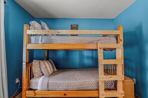 House, Multiple Beds (Sqyrls Nest - 3BR Retreat With a Hot )