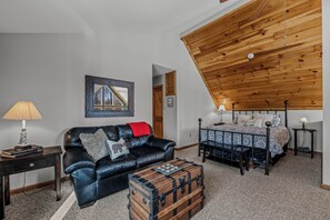 3 bedrooms, Internet, bed sheets - Sqyrls Nest - 3BR Retreat With a Hot Tub (Berkeley Springs)