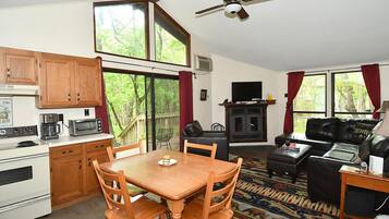 Rumah, Beberapa Tempat Tidur (Woods Song - Natures Promise) | Dapur pribadi | Lemari es, mesin pencuci piring, bumbu, dan lemari pembeku