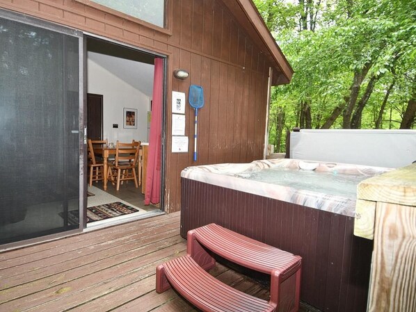 Outdoor spa tub - Woods Song - Natures Promise (Hedgesville)