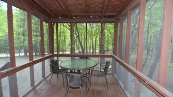 Rumah, Beberapa Tempat Tidur (Woods Song - Natures Promise) | Tempat makan outdoor