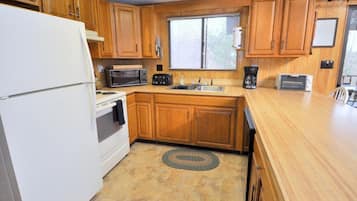 Rumah, 2 Tempat Tidur Queen (Treetop Cabin) | Dapur pribadi | Lemari es, mesin pencuci piring, bumbu, dan lemari pembeku