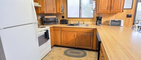 House, 2 Queen Beds (Treetop Cabin) | Private kitchen | Fridge, dishwasher, spices, freezer