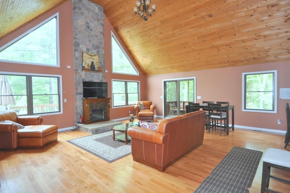 Casa, varias camas (Rivers Tranquility) | Sala de estar | Chimenea