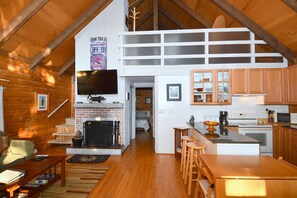 House, Multiple Beds (The Outlook - A Majestic View!) | Private kitchen
