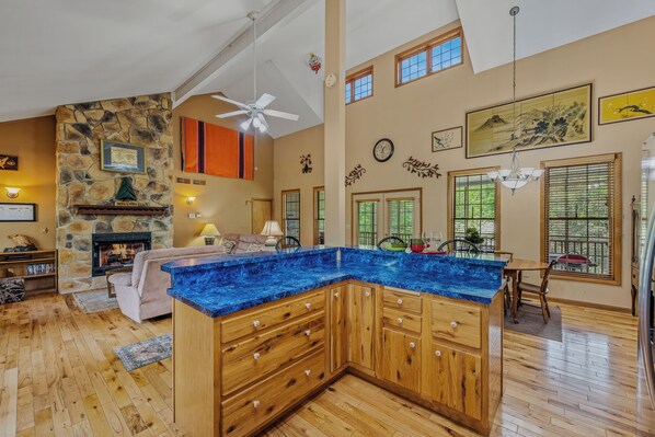 Casa, varias camas (Blue Badger Cottage -Perfect Getaway!) | Cocina privada | Refrigerador, lavavajillas, condimentos y congelador