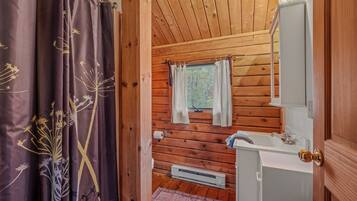 House, 1 Double Bed (Whispering Hills - Couples Getaway) | Bathroom | Shower, towels, shampoo