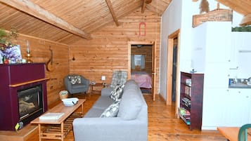 Ferienhaus, 1 Doppelbett (Whispering Hills - Couples Getaway) | Wohnbereich | Fernseher, Kamin