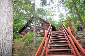 Talo, useita sänkyjä (Rosies Creekside Retreat - 3 BR Escap) | Ulkoalueet