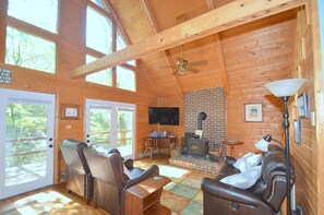 Talo, useita sänkyjä (Rosies Creekside Retreat - 3 BR Escap) | Oleskelualue | Takka