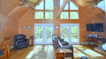 Casa, varias camas (Rosies Creekside Retreat - 3 BR Escap) | Área de sala de estar | Chimenea