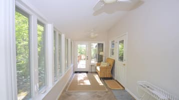 House, Multiple Beds (Rosies Creekside Retreat - 3 BR Escap) | Interior
