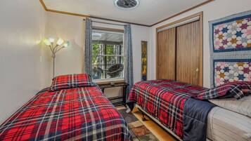 House, 2 Queen Beds, Mountain View (Mountain View Hideaway- A Fun Time Aw) | 3 bedrooms, internet, bed sheets