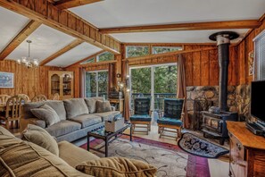 Interior - Mountain View Hideaway- A Fun Time Away! (Berkeley Springs)