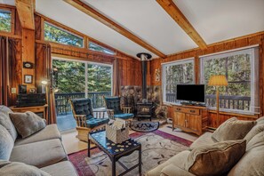 House, 2 Queen Beds, Mountain View (Mountain View Hideaway- A Fun Time Aw) | Living area | Fireplace
