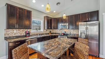 Refrigerador, lavavajillas, tostadora y condimentos