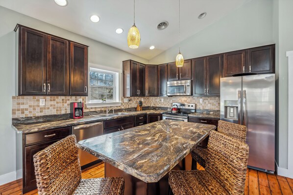 Fridge, dishwasher, toaster, spices - Mariposa Moon Cottage at Sleepy Creek (Berkeley Springs)