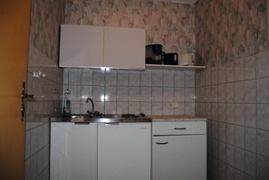 Kjøleskap, kaffetrakter/tekoker og kjøkkenutstyr