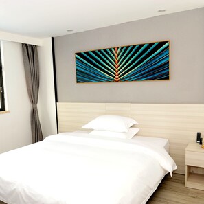 Quarto de hotel com cama, mesa de cabeceira, um quadro e uma janela com cortinas.
