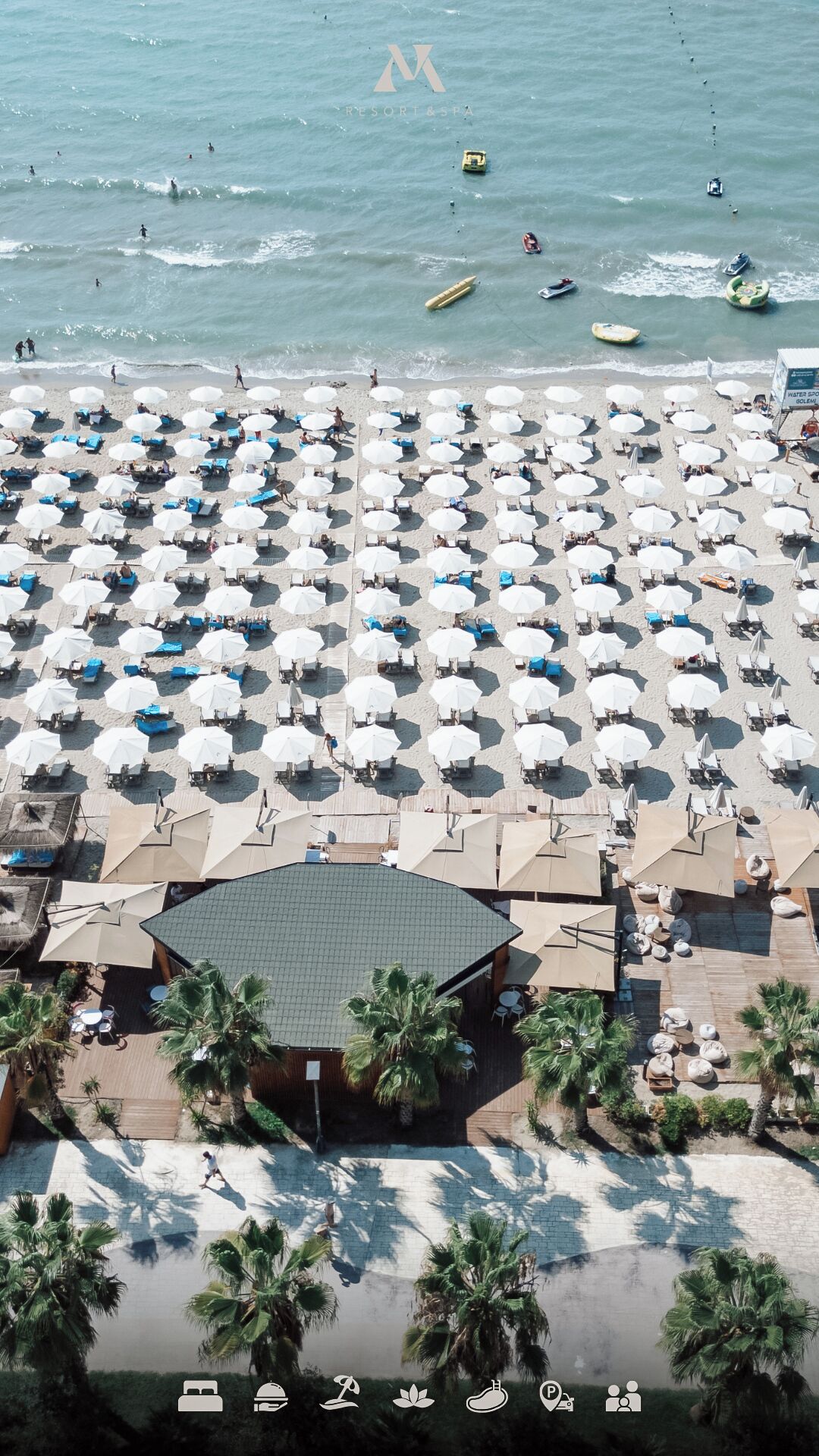 Privat strand, vit sandstrand, solstolar och parasoller