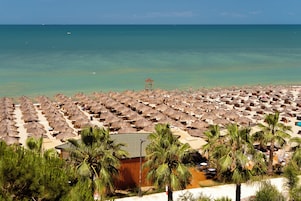 Playa privada, arena blanca, sillas reclinables de playa, sombrillas