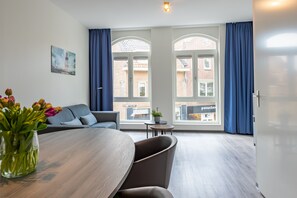 Apartment | Living area | 43-inch Smart TV with cable channels, TV, Netflix - Residentie Vlissingen (Vlissingen)